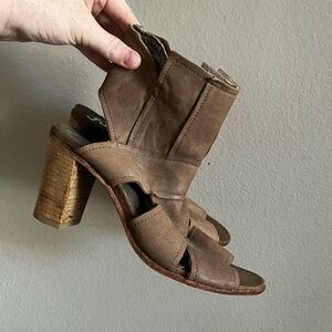 Free People Effie Nubuck Cut Out Block Heel Bootie Size 39 Taupe leather